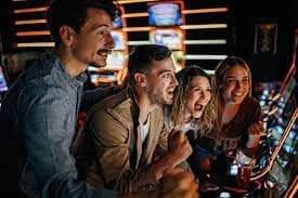 Dealer langsung binus4d menampilkan permainan blackjack dengan kartu dan chip di meja hijau